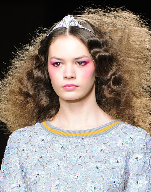 桃粉派对女王 2025秋冬Ashish秀场妆发图片