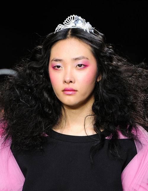 桃粉派对女王 2025秋冬Ashish秀场妆发图片