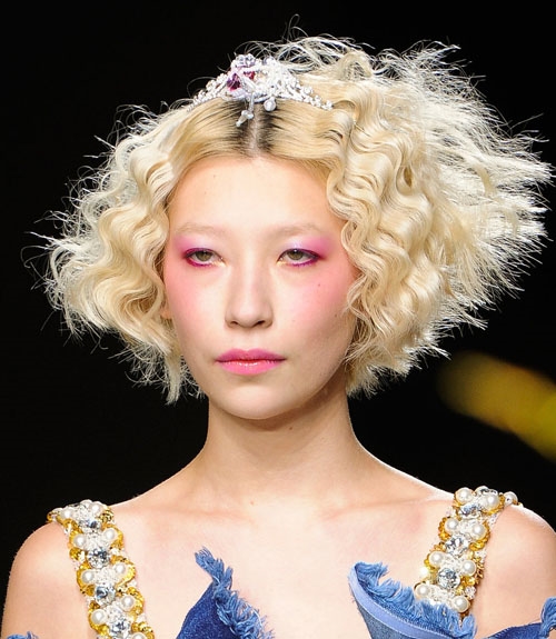 桃粉派对女王 2025秋冬Ashish秀场妆发图片