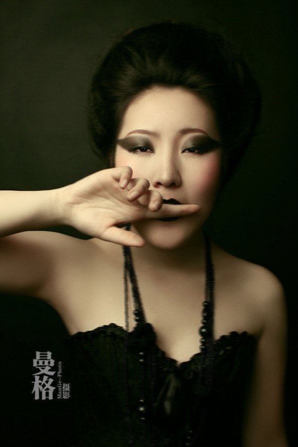 2025时尚彩妆海报 黑白彩妆鲜明对比图片
