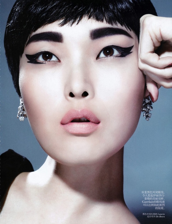 Vogue中国2025年11月刊 韩国女模宋熙金演绎彩妆大片
