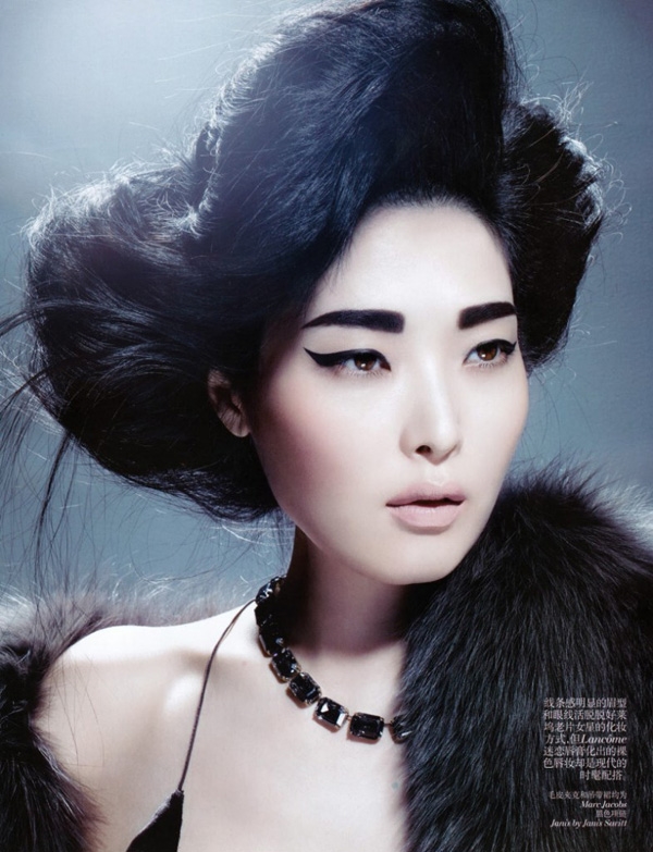 Vogue中国2025年11月刊 韩国女模宋熙金演绎彩妆大片