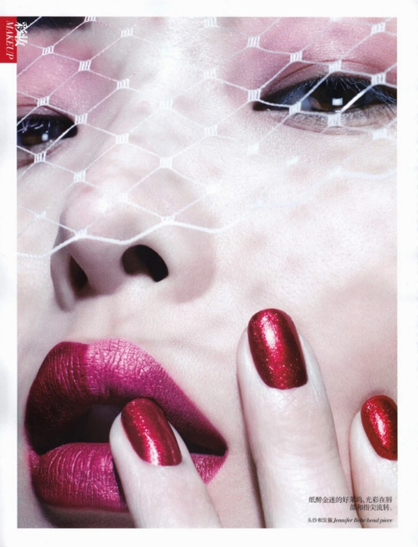 Vogue中国2025年11月刊 韩国女模宋熙金演绎彩妆大片