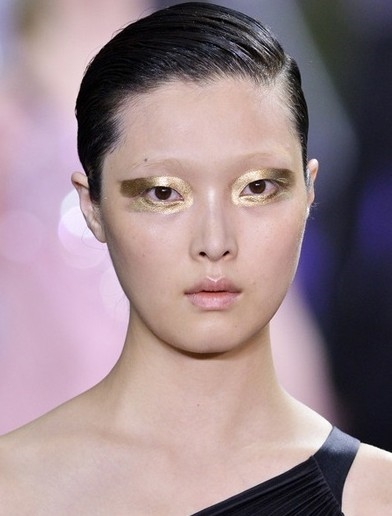 2025春夏Christian Dior秀场 金属色系妆容成主打潮流