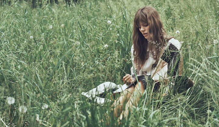 Freja Beha Erichsen演绎《WSJ》杂志森林系大片