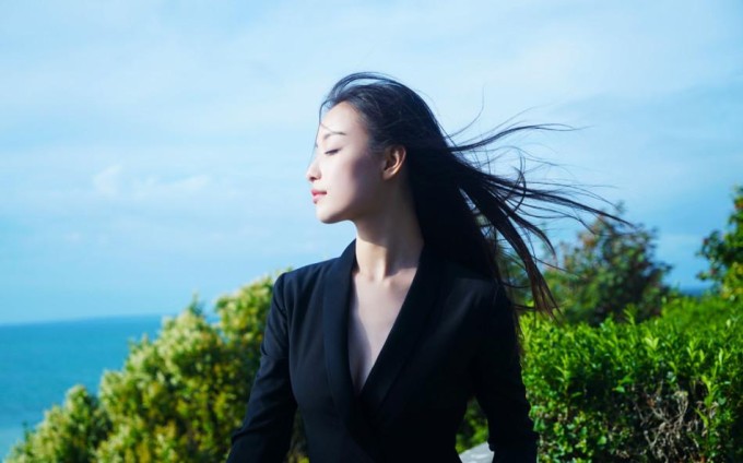 倪妮格兰维尔时尚街拍 表情搞怪俏皮可爱