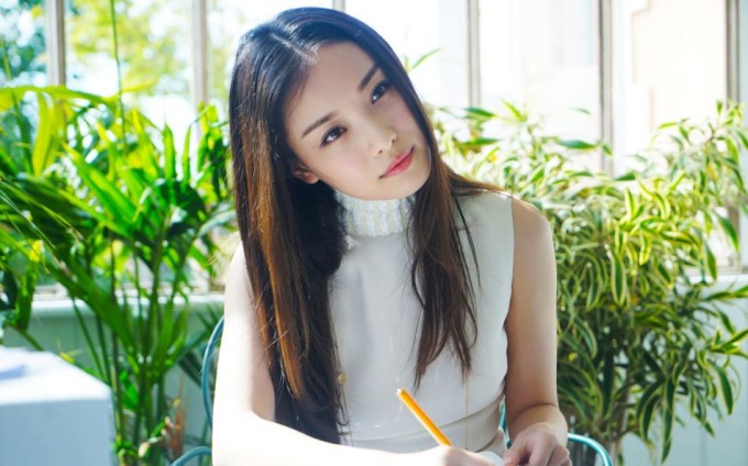 倪妮格兰维尔时尚街拍 表情搞怪俏皮可爱