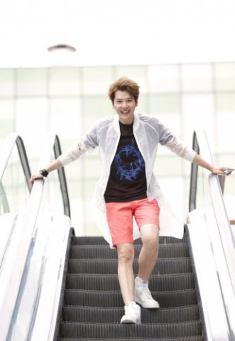 徐海乔清新街拍 时尚随性展洒脱暖男气质