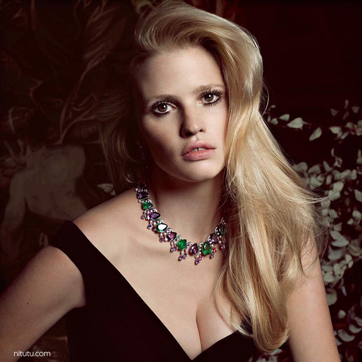超模Lara Stone 演绎项链时尚大片