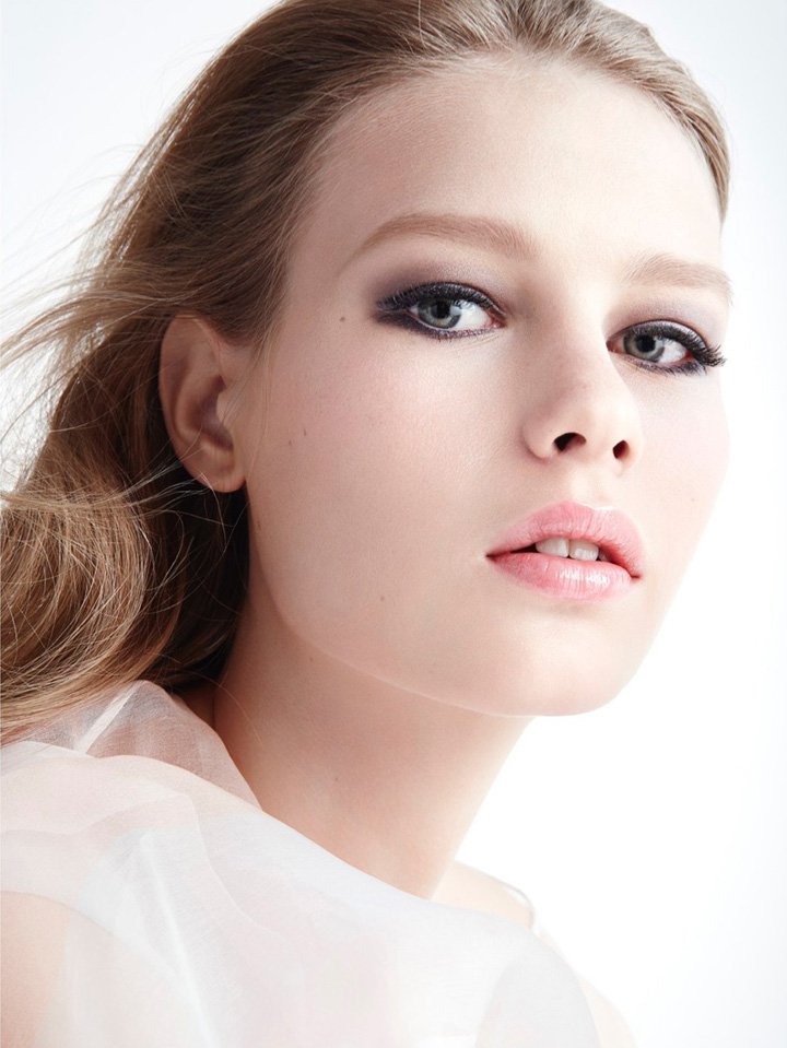 嫩模Sofia Mechetner 演绎《Dior Magazine》2024美妆大片