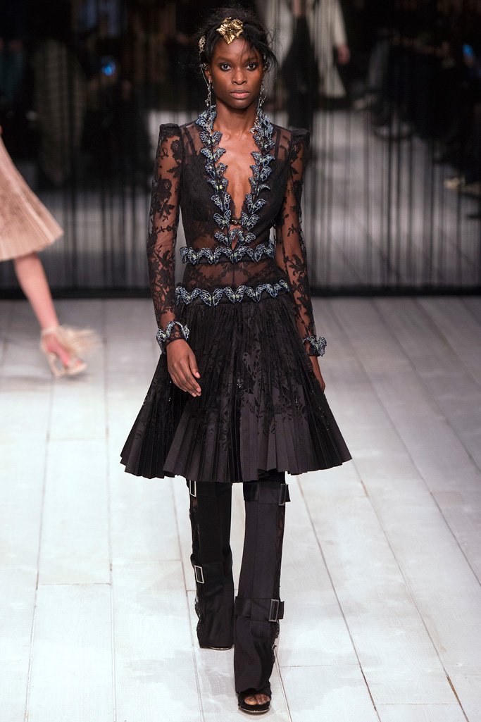 Alexander McQueen（亚历山大·麦昆）2024伦敦时装周女装秀