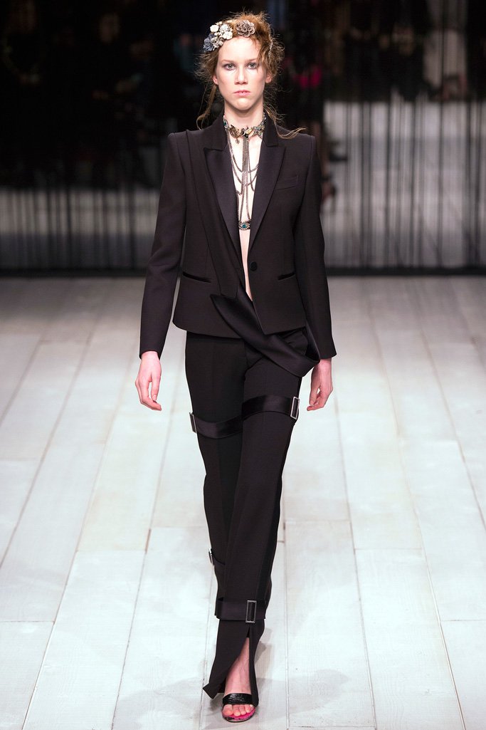 Alexander McQueen（亚历山大·麦昆）2024伦敦时装周女装秀