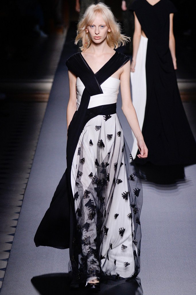 Vionnet（薇欧奈）2024巴黎时装周女装秀