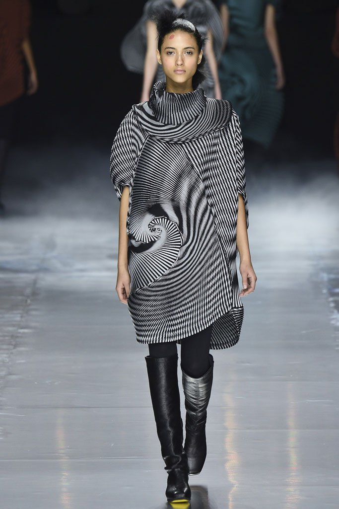 Issey Miyake（三宅一生）2024巴黎时装周女装秀