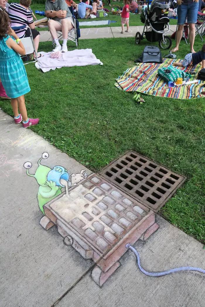 粉笔画艺术大师David Zinn 他靠一支粉笔在路上养了29年动物