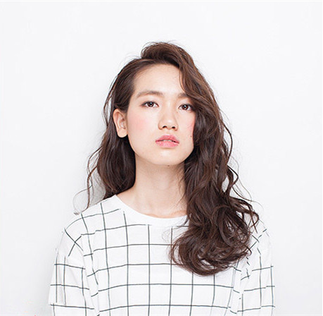 2025流行中长卷发发型 唯美卷发惹动人美眉芳心