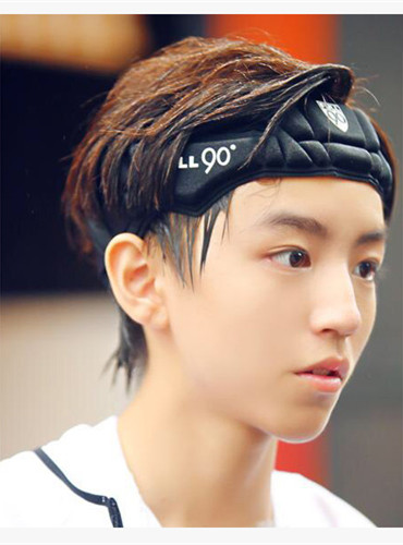 TFboys小鲜肉王俊凯诠释 帅气青少年发型图片
