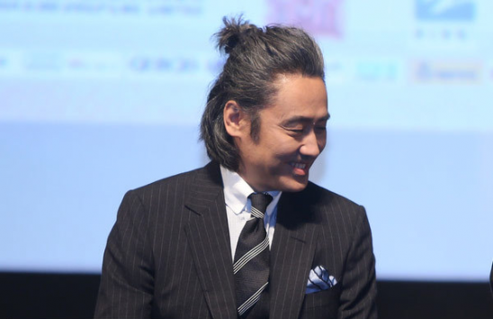 男明星丸子头来袭 这才是一个大写的帅!