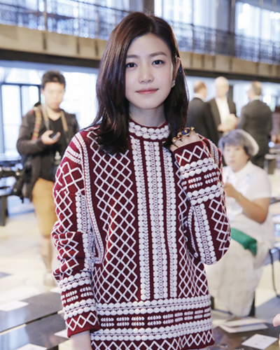 当红女星亲自示范 美美的睡不醒中发发型