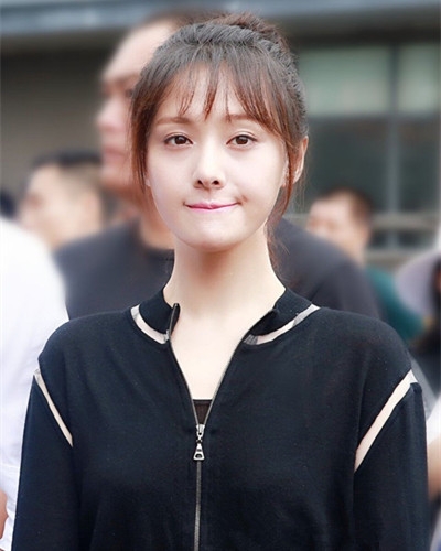 2025郑爽发型图片 尽显十足甜美可爱范儿