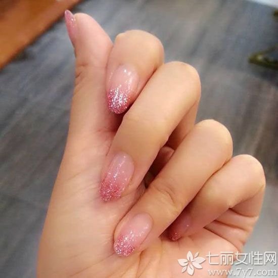 亮片渐变美甲图片 Bling Bling渐变美甲