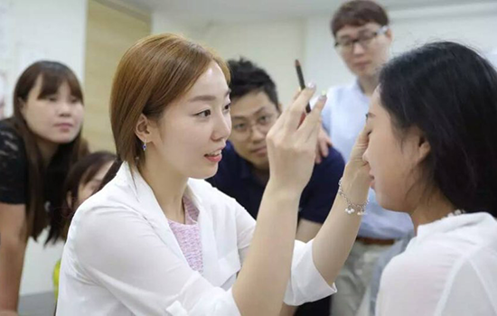 美瞳线前后对比照片 一根线的距离让你从路人秒变女神