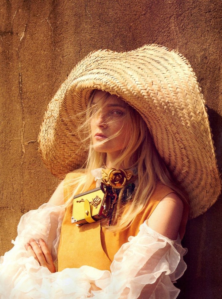 超模Caroline Trentini 演绎《Vogue》时尚杂志大片