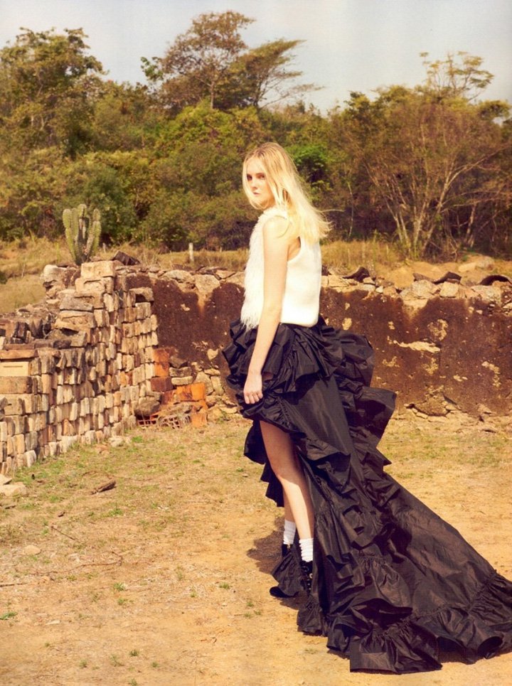 超模Caroline Trentini 演绎《Vogue》时尚杂志大片