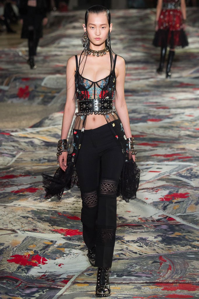 Alexander McQueen 2024春夏巴黎时装周时装秀