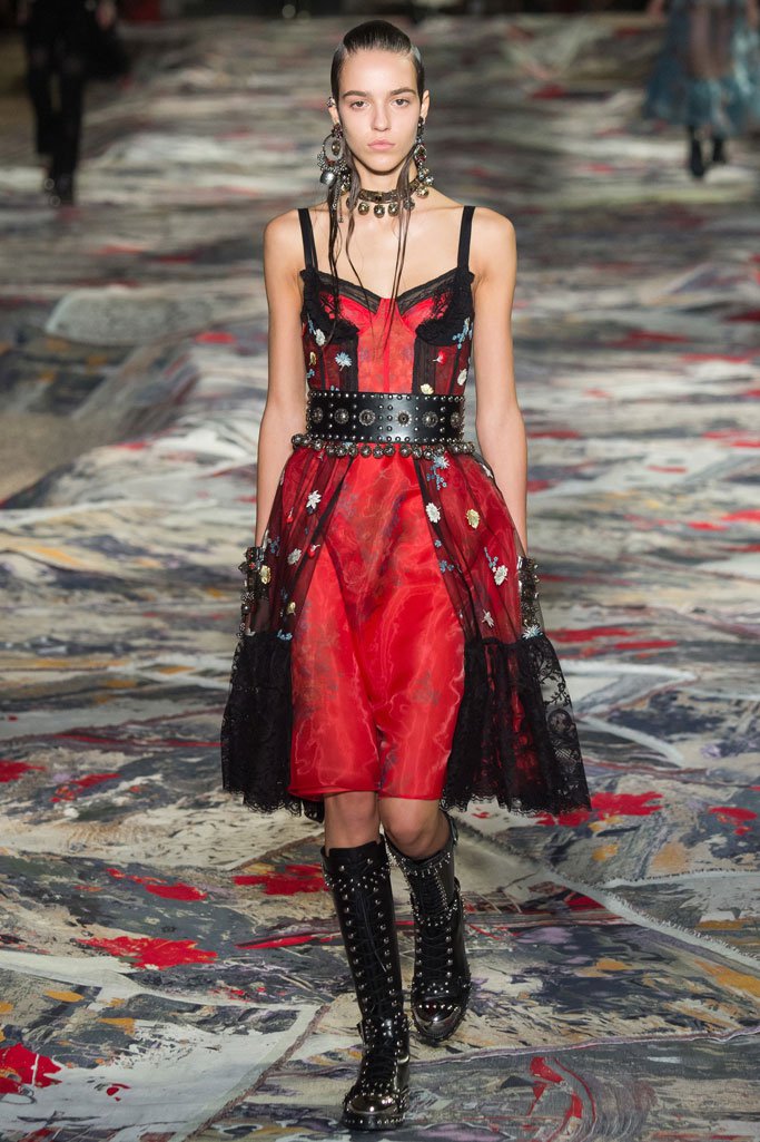 Alexander McQueen 2024春夏巴黎时装周时装秀