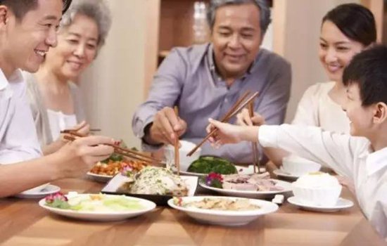 少吃饭多吃菜能减肥吗 减肥不能刻意避开主食