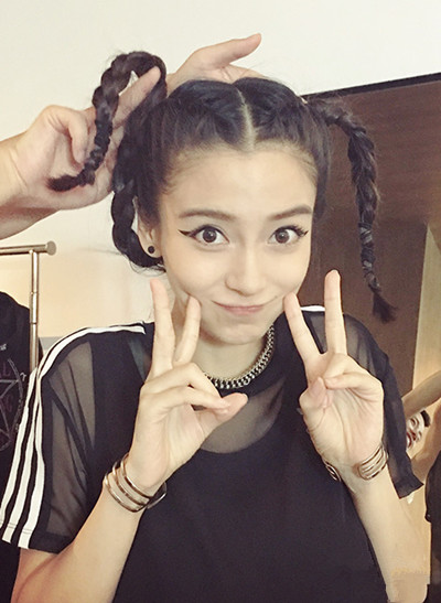 Angelababy剪短留了多年的长发 空气刘海为baby颜值加满分