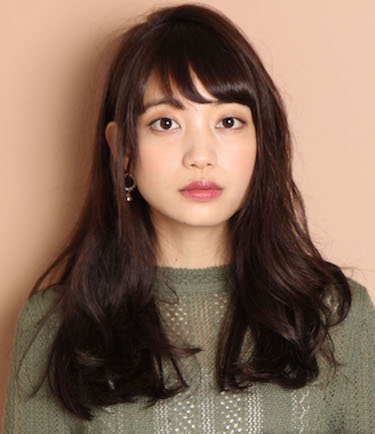 女生自然蓬松发型 时髦又减龄!