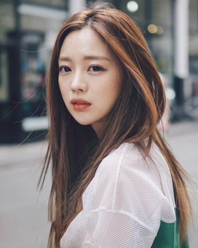 女生栗色头发图片 甜美染发好显嫩白