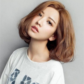 女生栗色头发图片 甜美染发好显嫩白