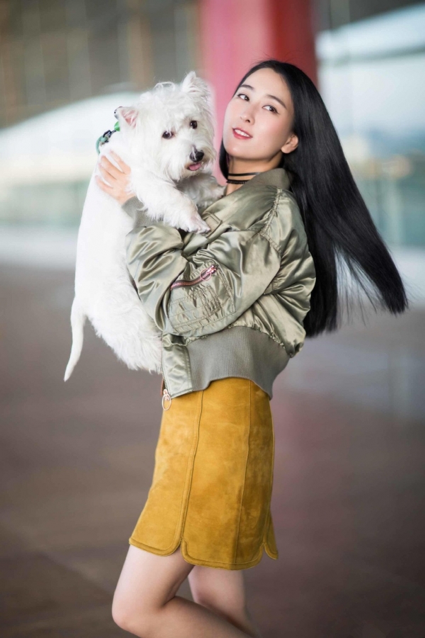 马苏最新街拍 棒球外套穿出时髦女王范儿