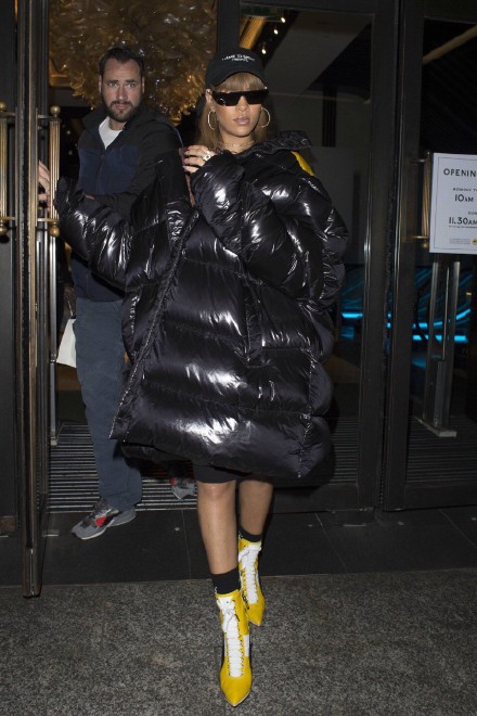蕾哈娜最新街拍 没有黎超模驾驭不了的衣服