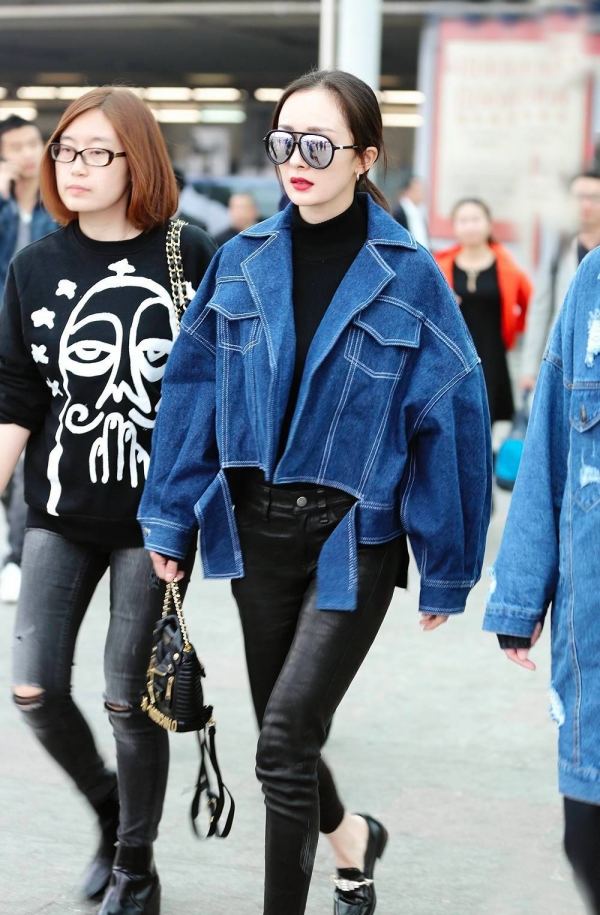 杨幂最新街拍 花式玩转Oversize牛仔服