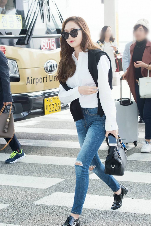 Jessica郑秀妍最新机场街拍 玩转随性休闲风