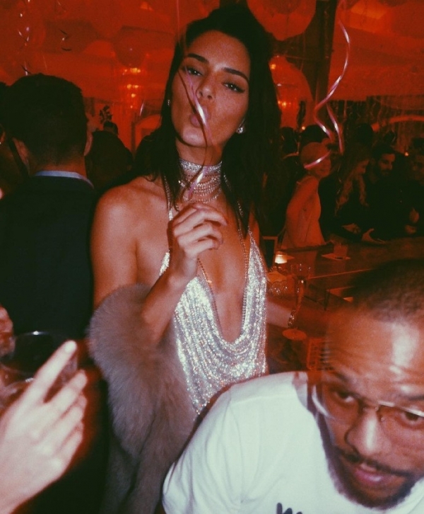 宇宙少女kendall 21岁生日趴   深V吊带撩男力max