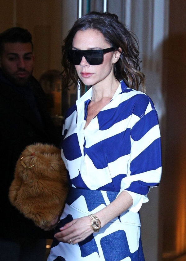贝嫂(Victoria Beckham)最新街拍 皮草手包又萌又chic