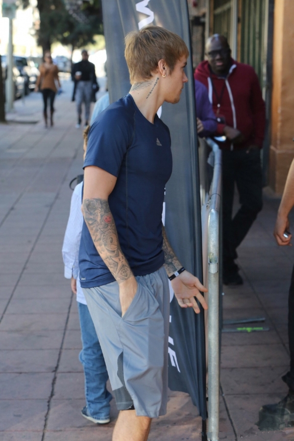 贾斯汀·比伯(Justin Bieber)最新街拍  基本款穿出高颜值