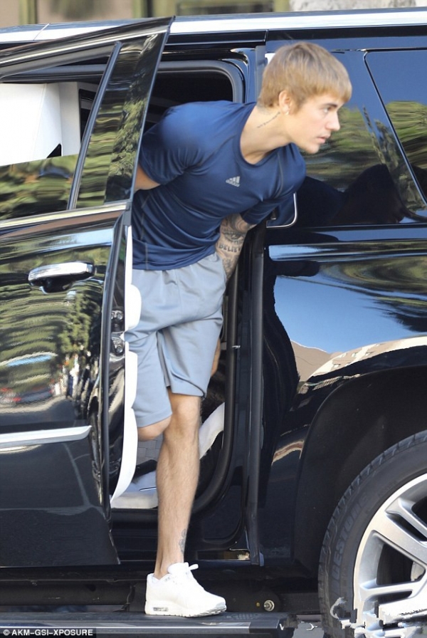 贾斯汀·比伯(Justin Bieber)最新街拍  基本款穿出高颜值