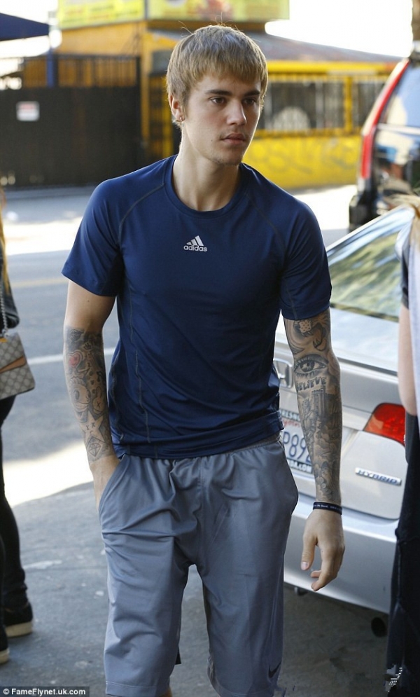 贾斯汀·比伯(Justin Bieber)最新街拍  基本款穿出高颜值