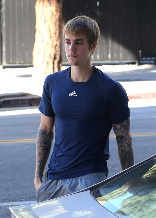 贾斯汀·比伯(Justin Bieber)最新街拍  基本款穿出高颜值