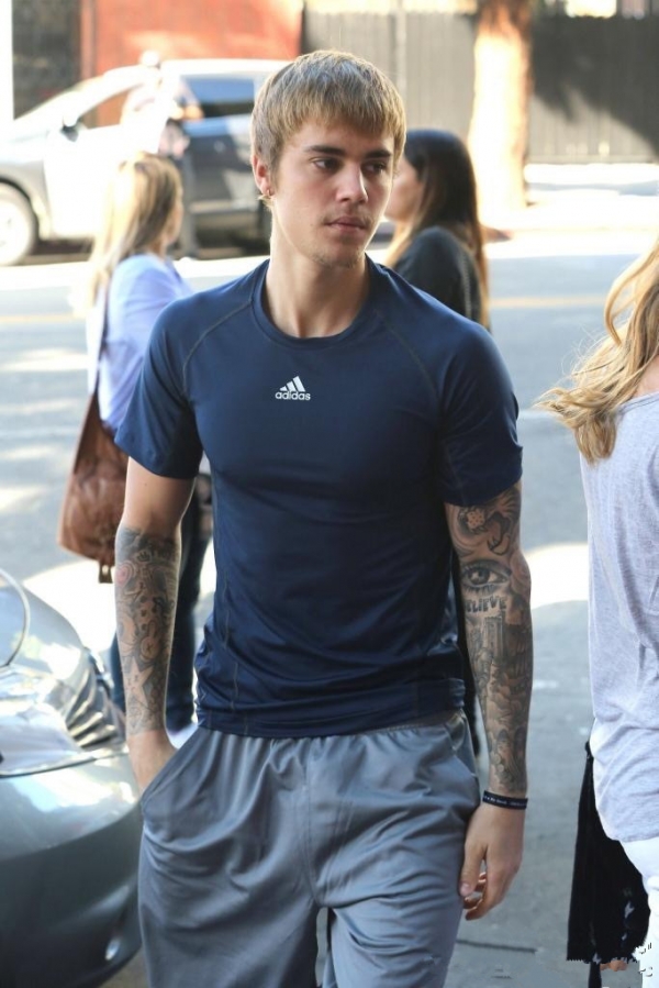 贾斯汀·比伯(Justin Bieber)最新街拍  基本款穿出高颜值