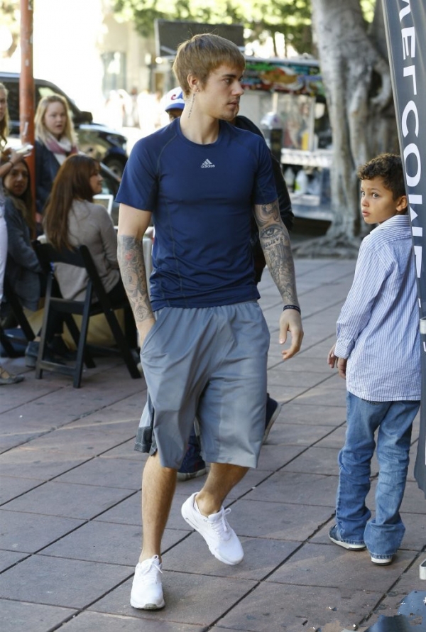 贾斯汀·比伯(Justin Bieber)最新街拍  基本款穿出高颜值