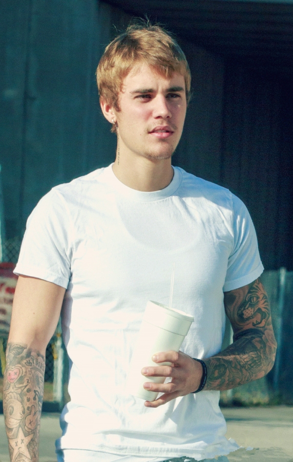 贾斯汀·比伯(Justin Bieber)最新街拍  基本款穿出高颜值