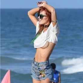 美少女Bella Thorne现身迈阿密海边 与男友Charlie Puth热吻