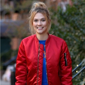 Karlie Kloss纽约街拍 红色飞行员夹克实力美!